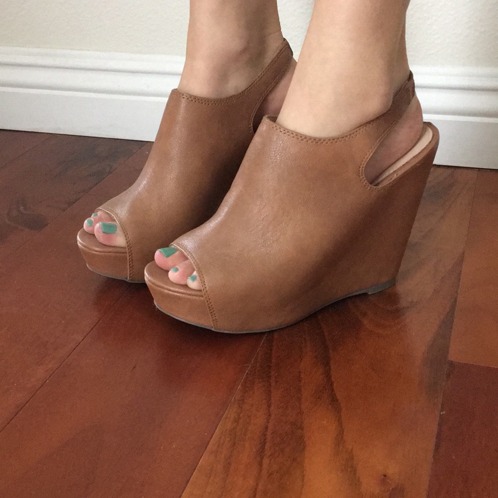 Steve Madden Tan Wedges